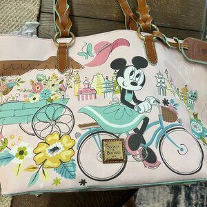 Disney Parks Dooney & Bourke Epcot Flower & Garden Festival 2020 Tote/ wallet